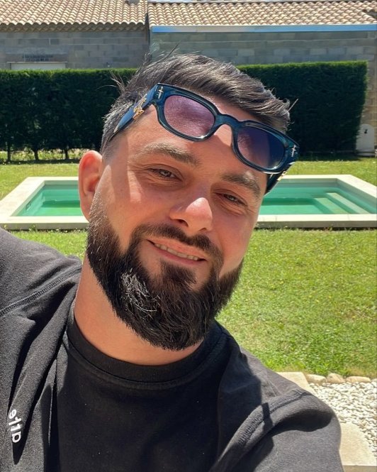 Portrait de Nathan, qui accompagne les personnes en situation d'addiction et leurs proches